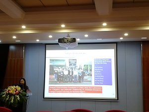 课题组成员在第二届漓江国际药学论坛上作报告